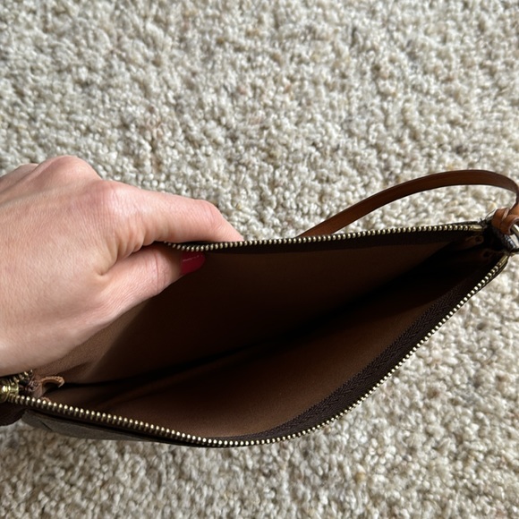 Classic Louis Vuitton Monogram Pochette - Picture 4 of 12